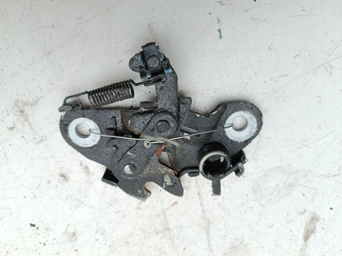 Замок капота