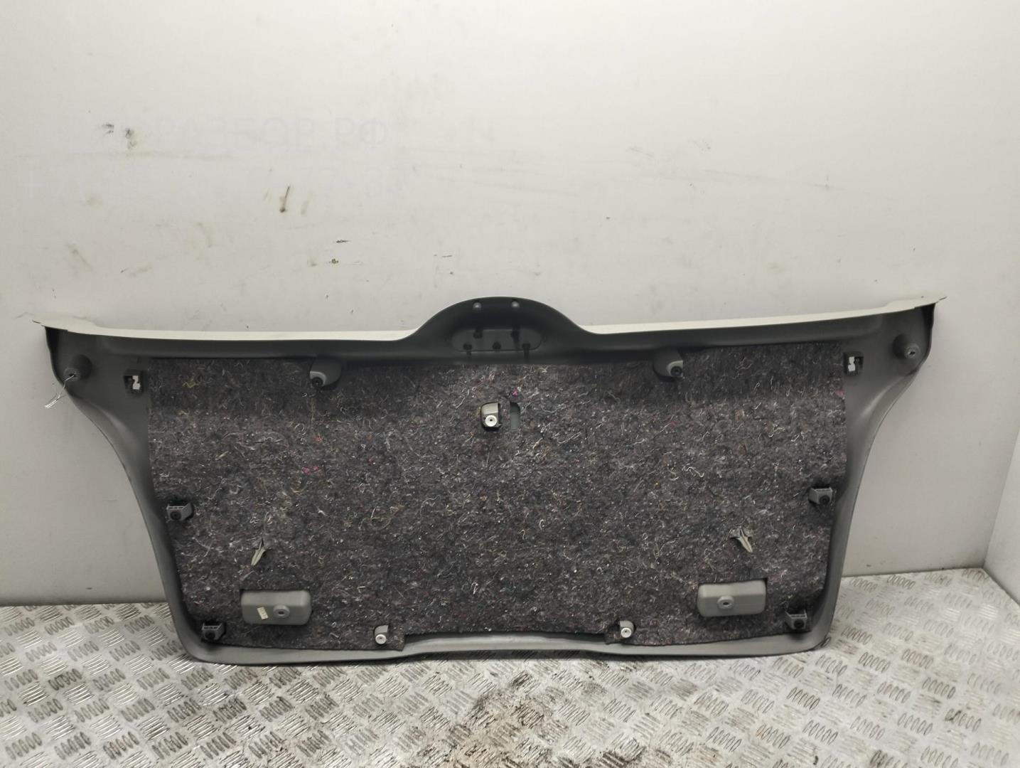 Обшивка крышки багажника