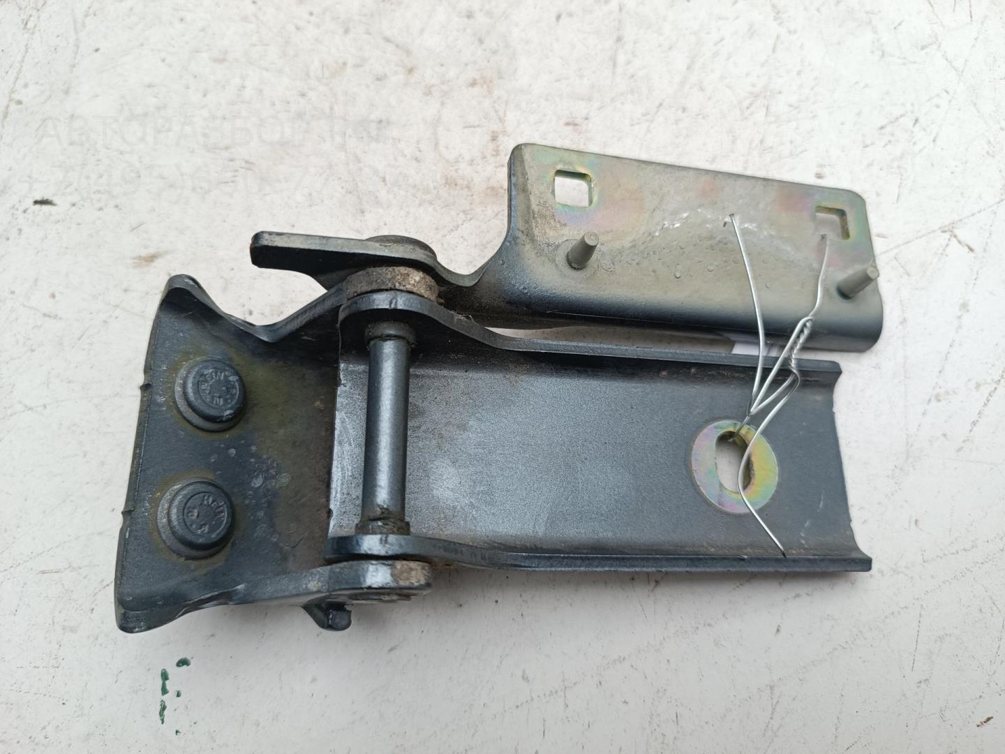 Петля крышки багажника