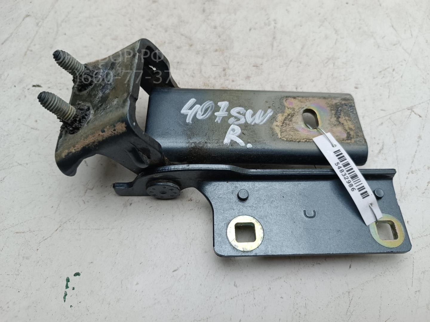 Петля крышки багажника