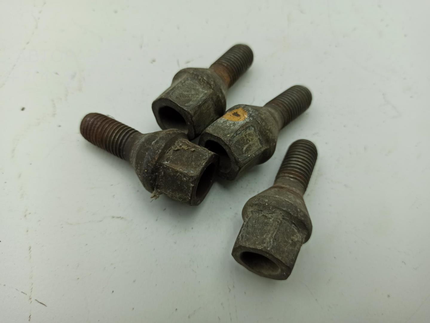 Болт колесный