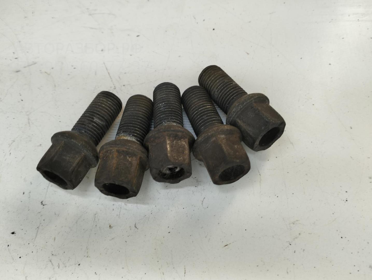 Болт колесный