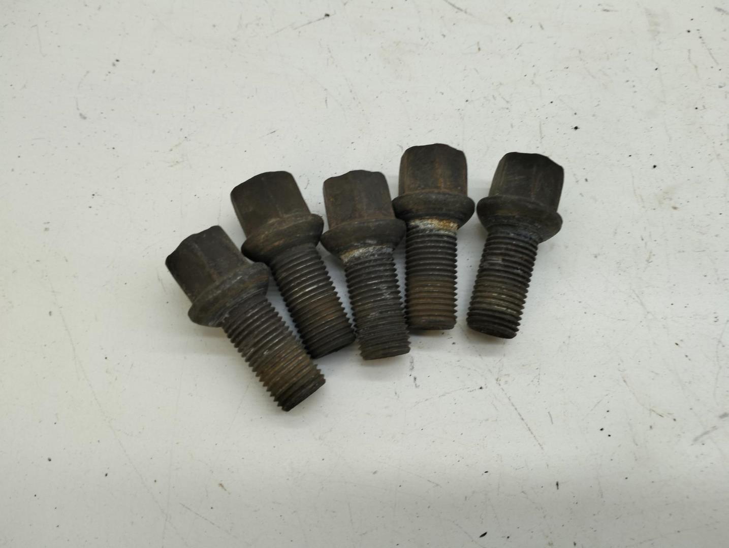 Болт колесный