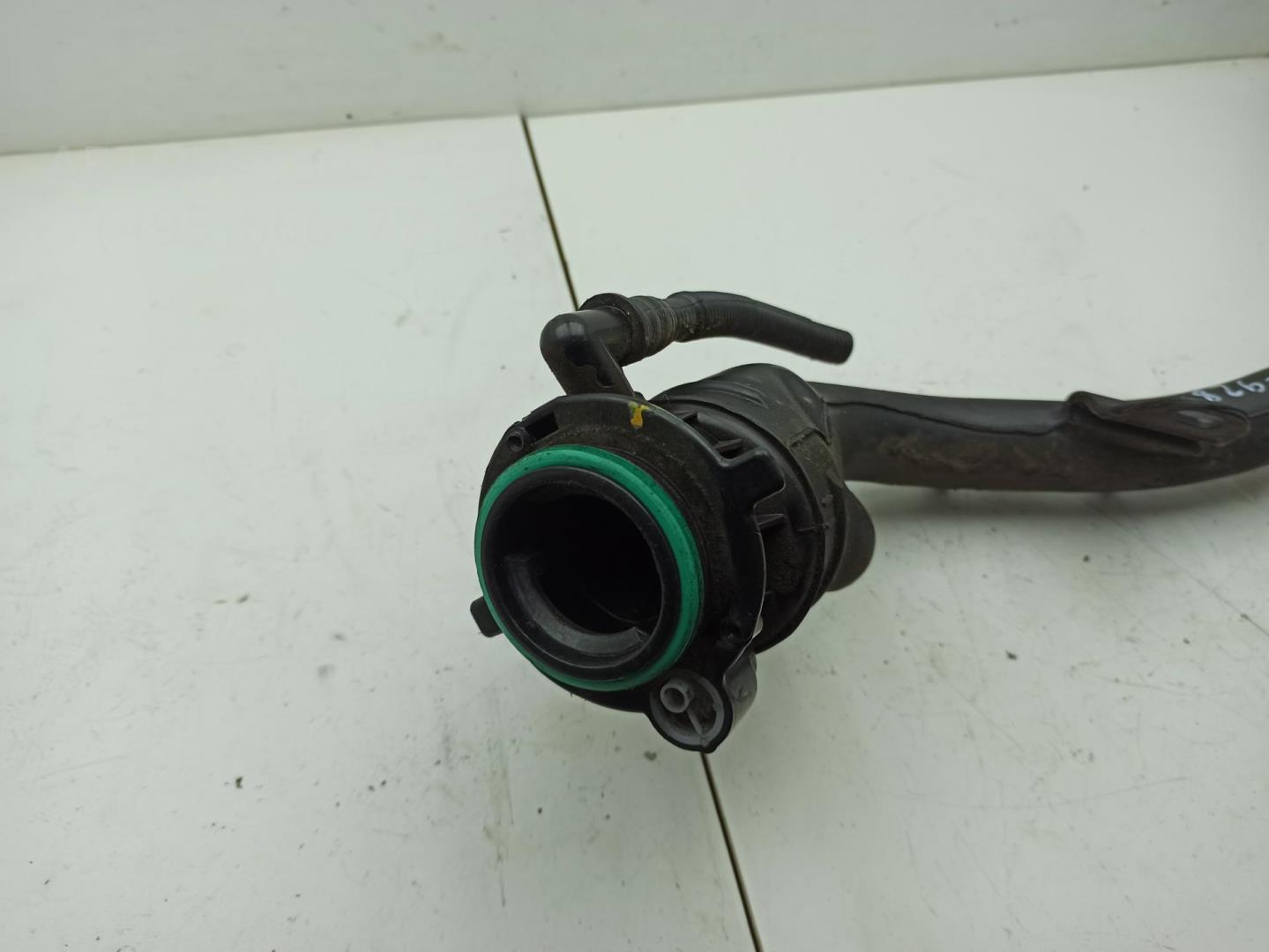 Горловина топливного бака