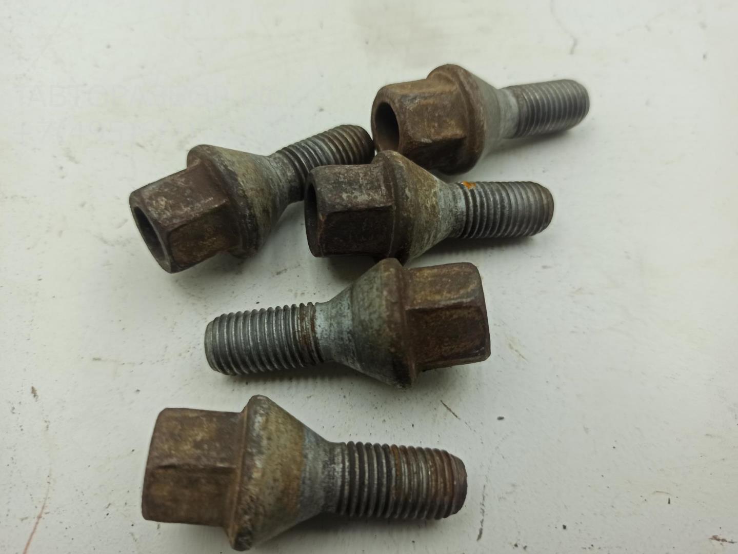 Болт колесный