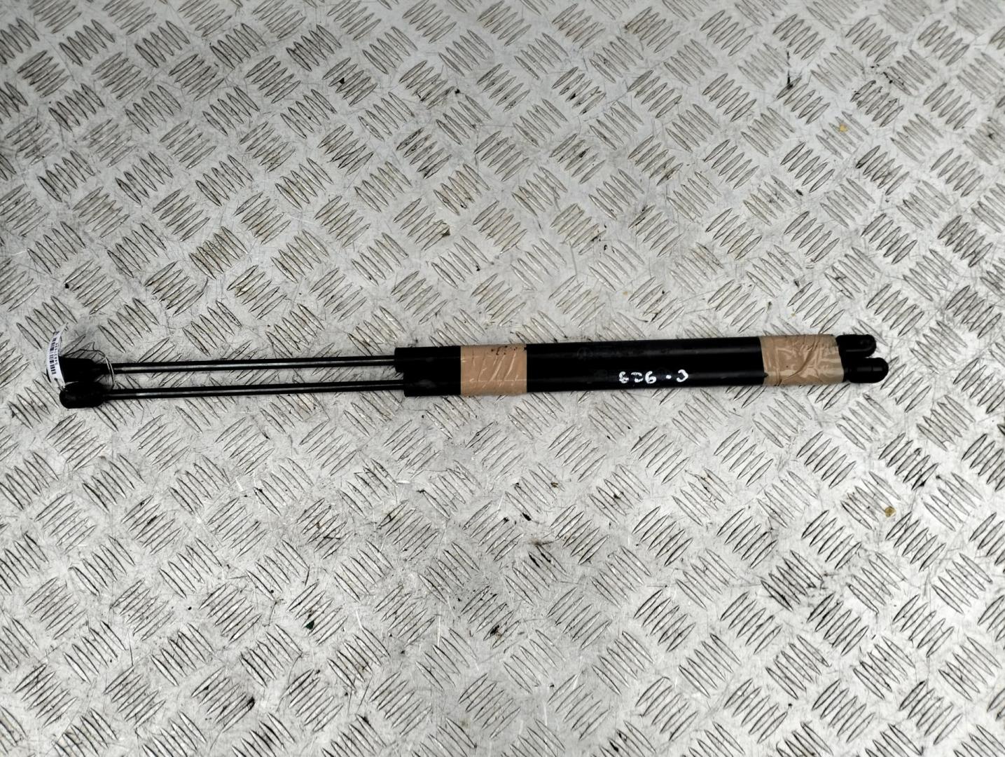 Амортизатор крышки багажника