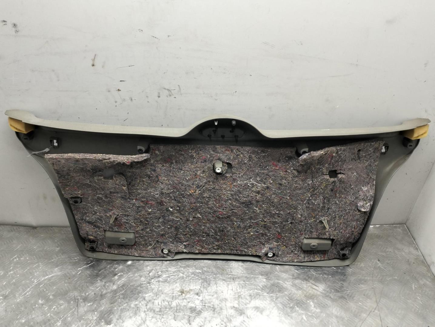 Обшивка крышки багажника