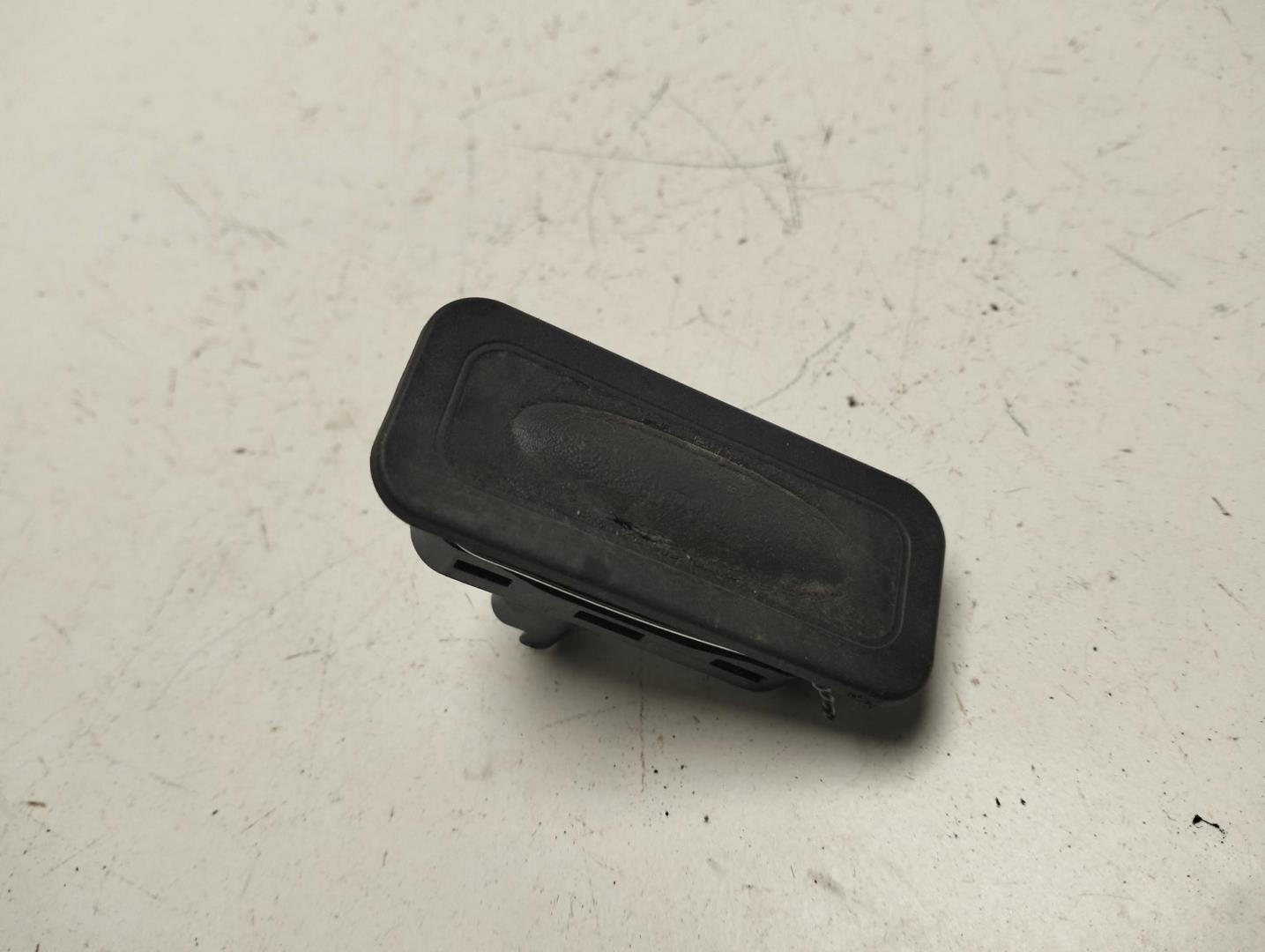 Кнопка открывания багажника