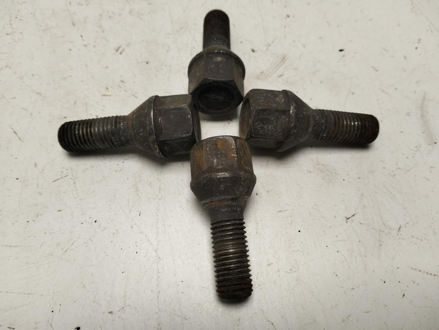 Болт колесный