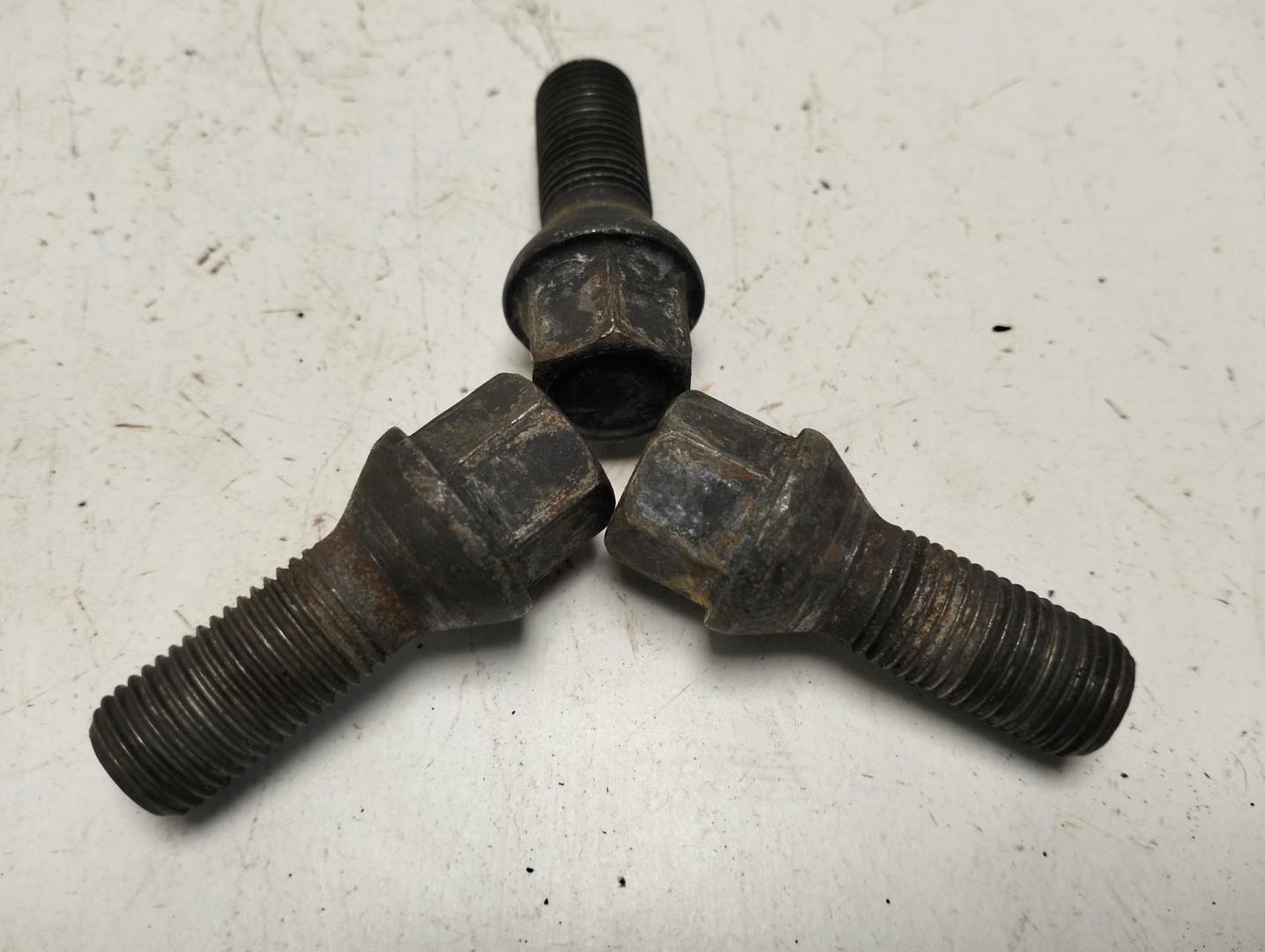 Болт колесный