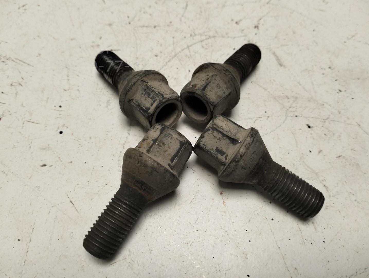 Болт колесный