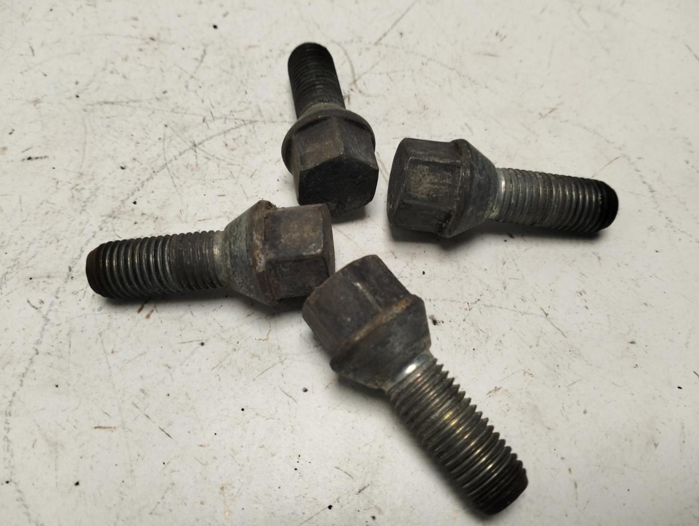 Болт колесный