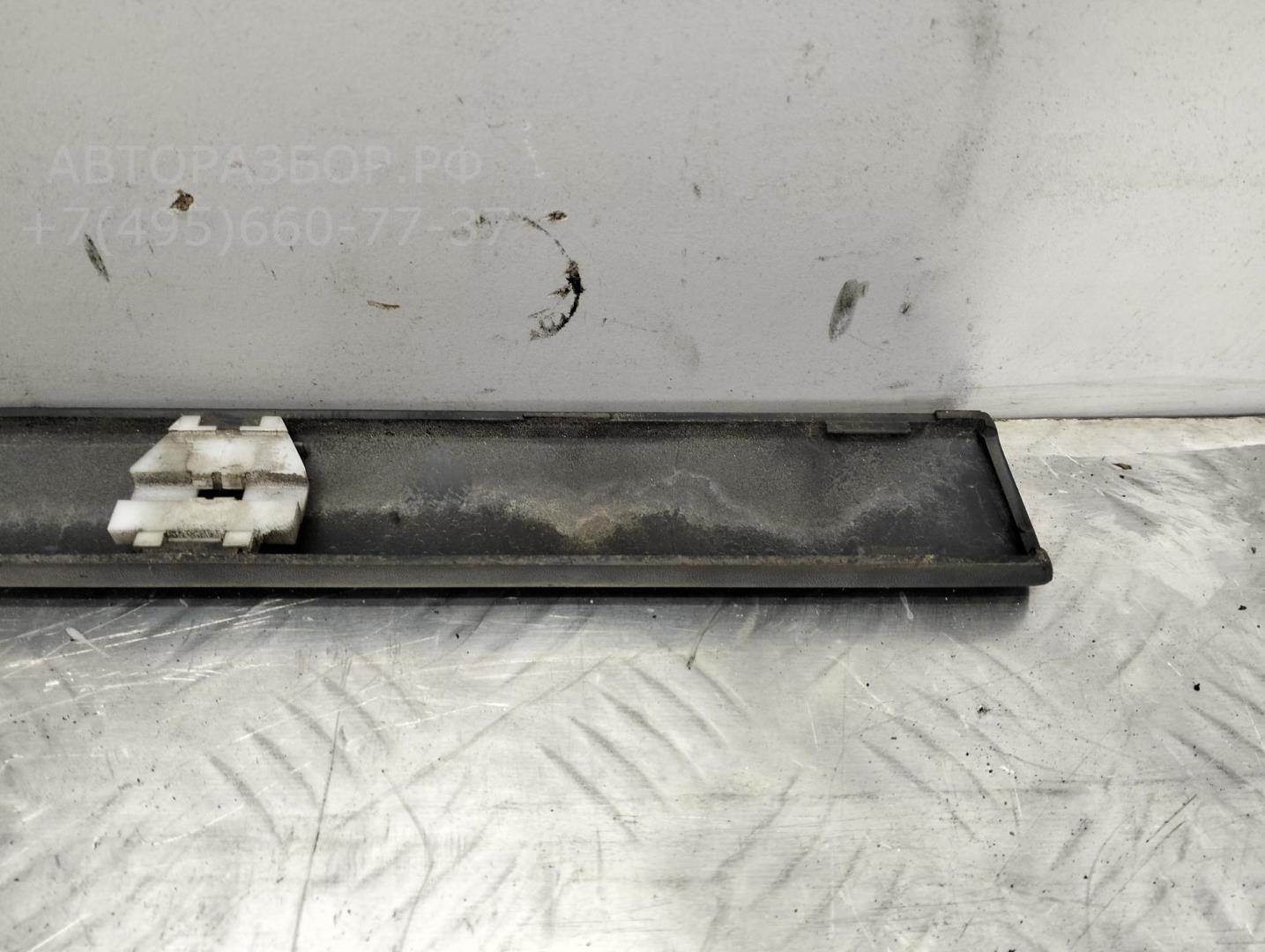 Молдинг двери передней левой