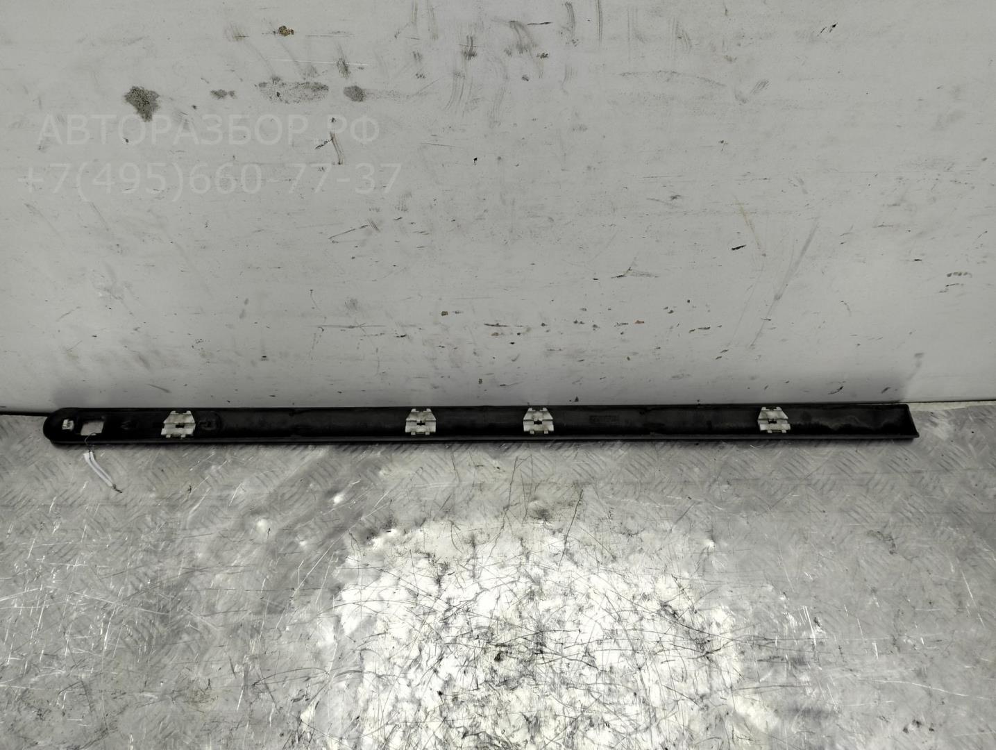 Молдинг двери передней левой