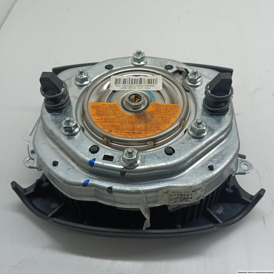 Подушка безопасности в рулевое колесо