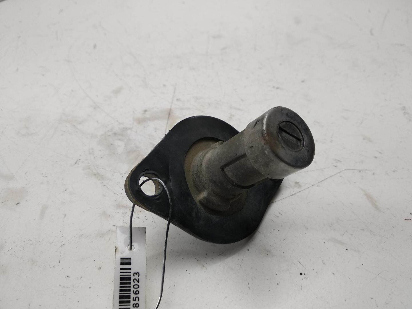 Вставка замка багажника