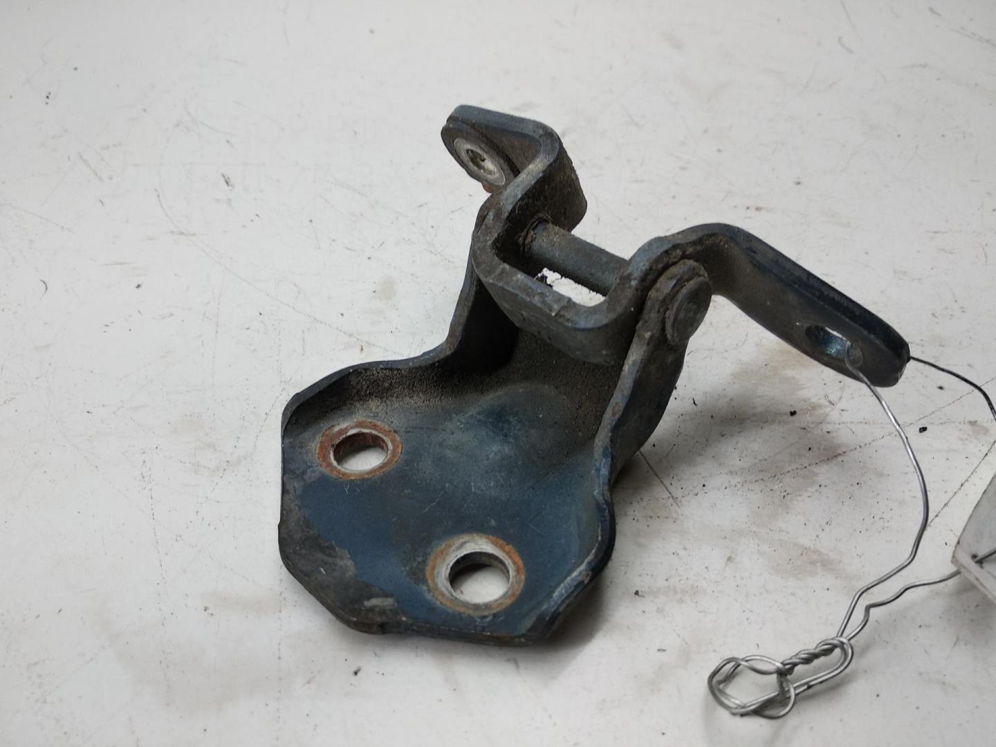 Петля двери