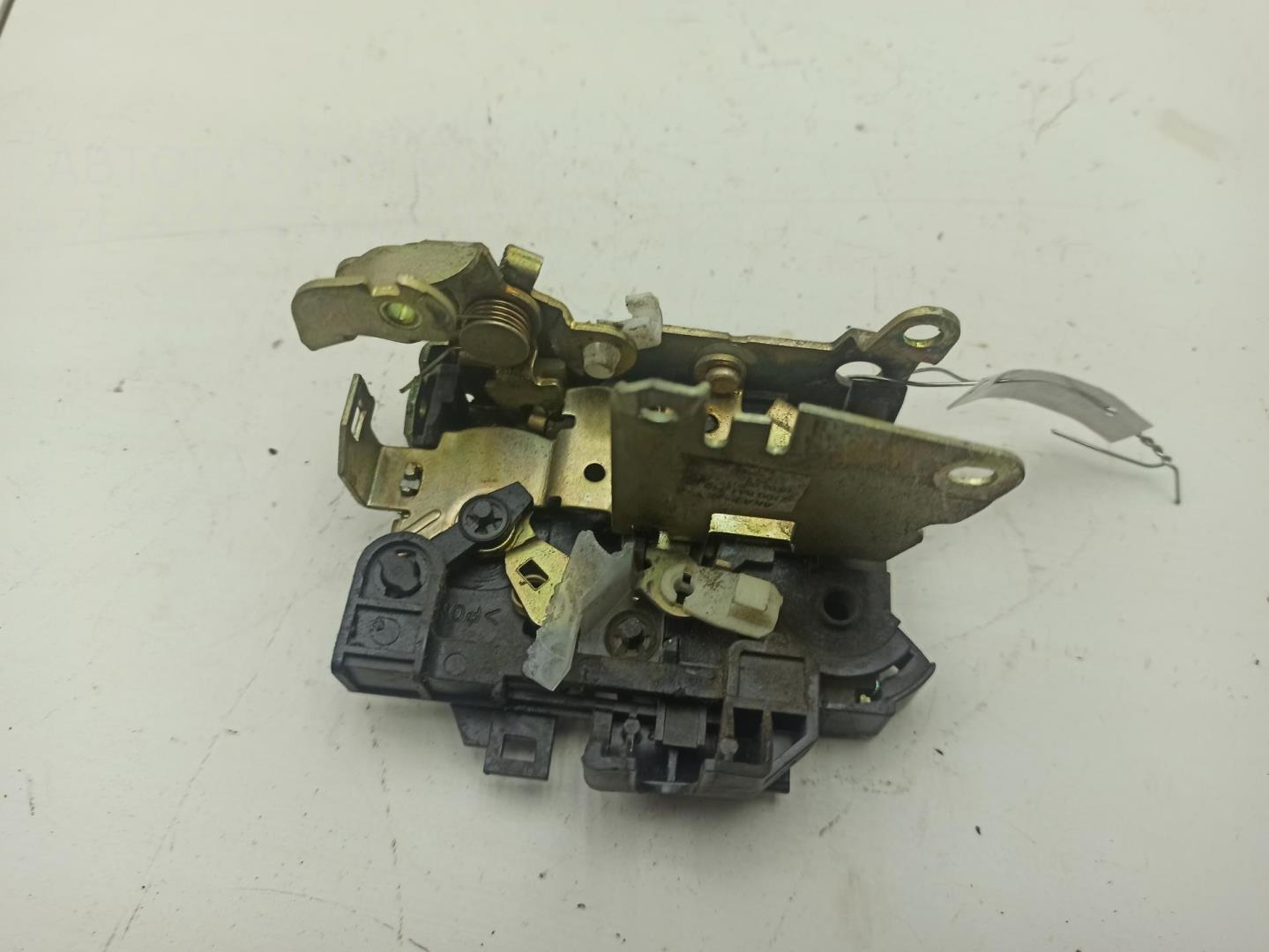 Замок двери передней правой