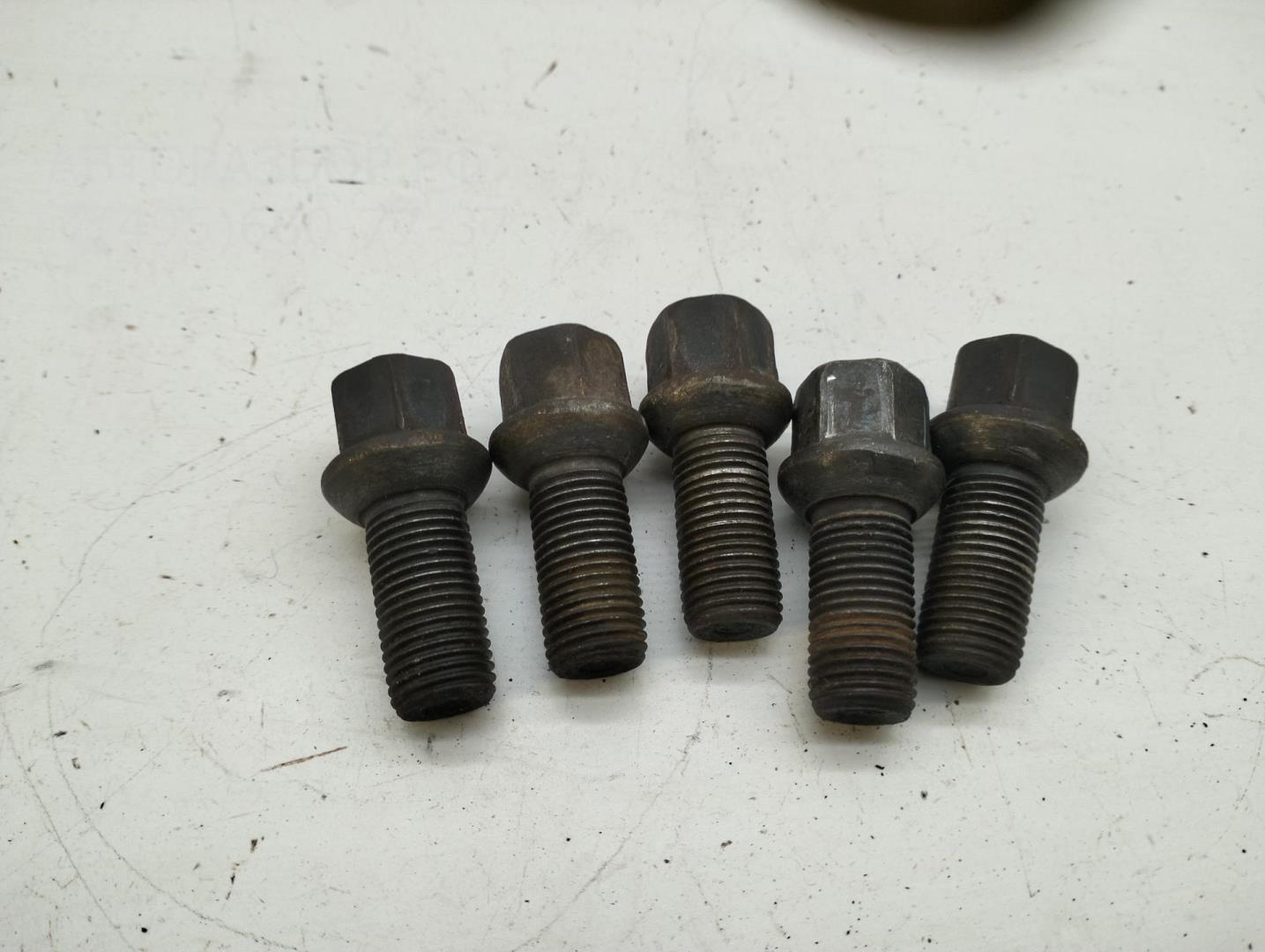 Болт колесный