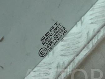 Стекло двери передней правой