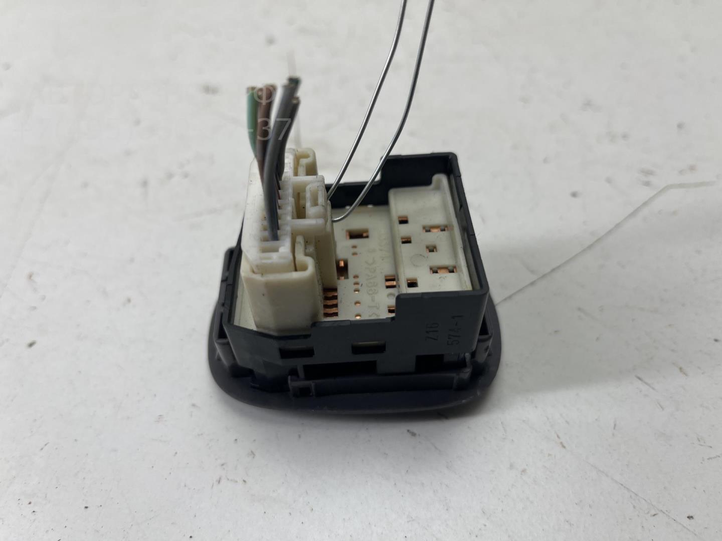 Кнопка регулировки зеркала