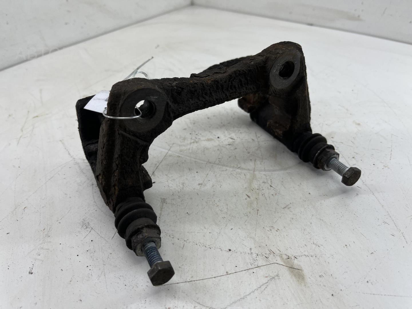 Скоба суппорта переднего