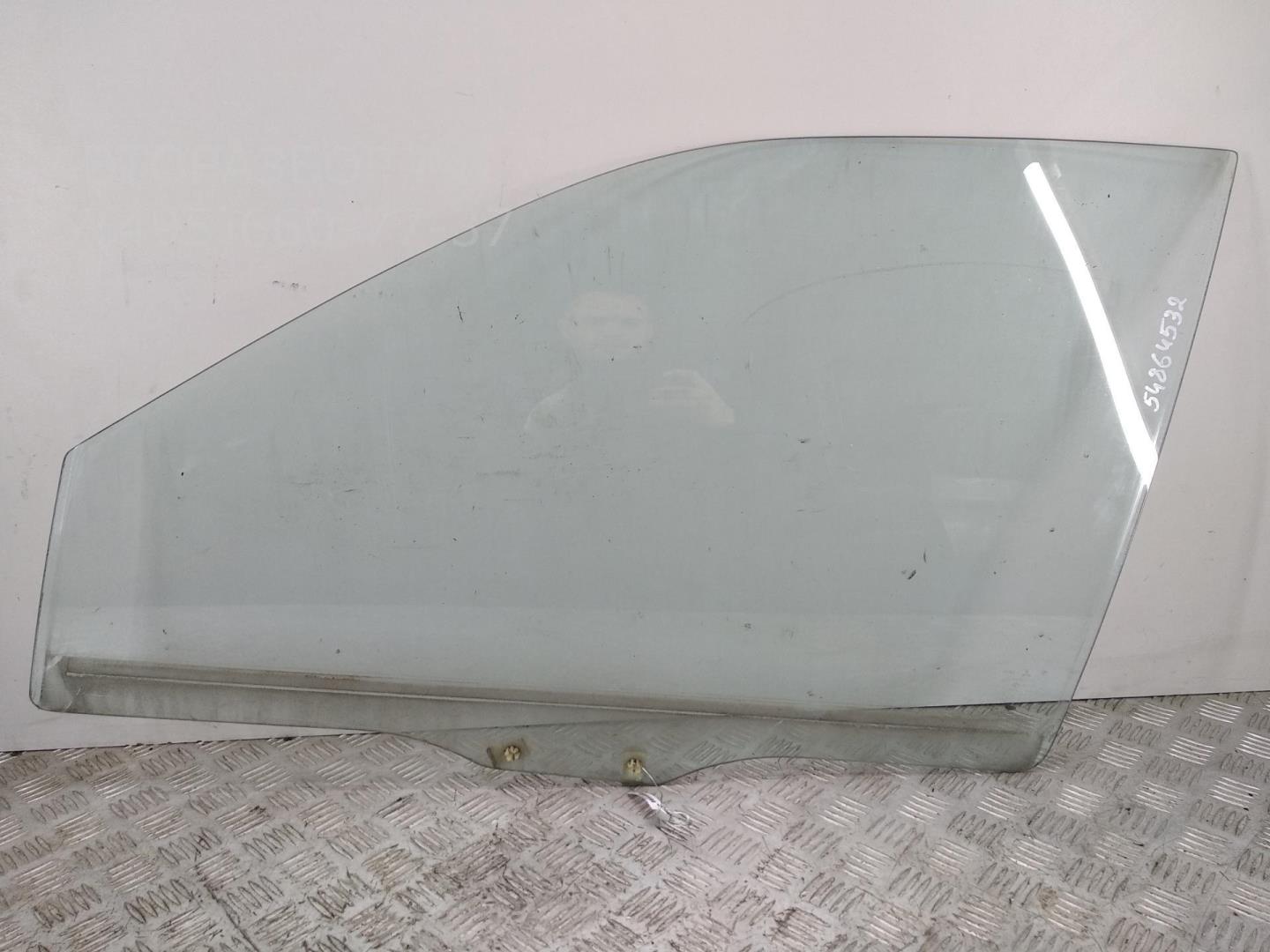 Стекло двери передней левой