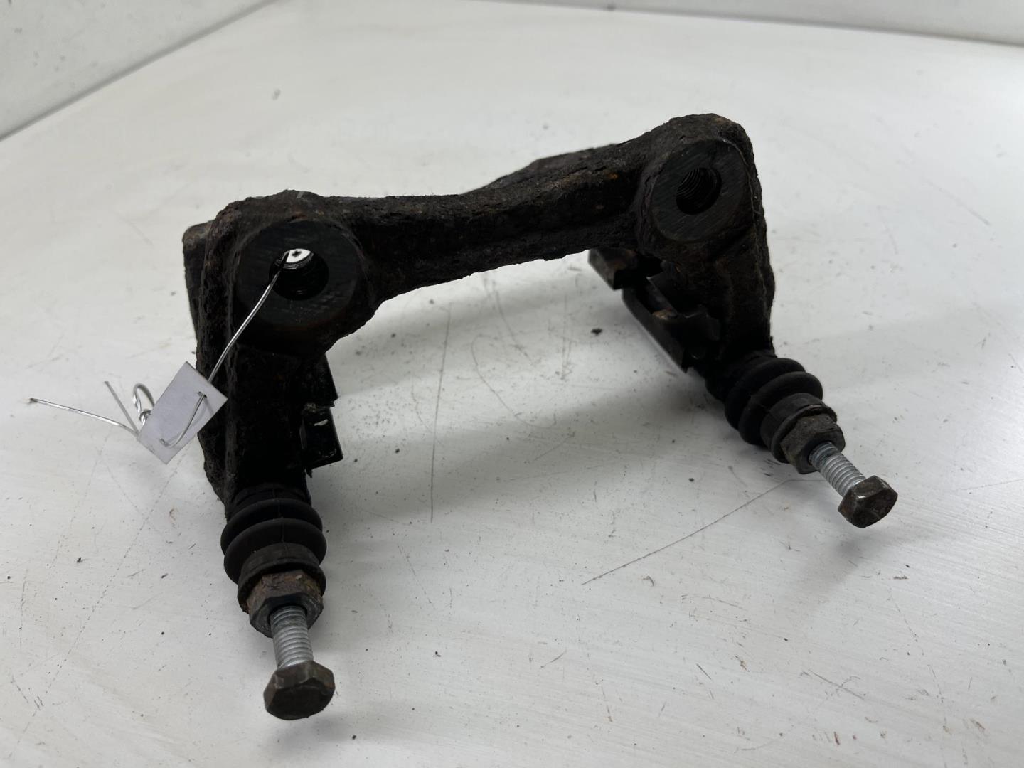 Скоба суппорта переднего