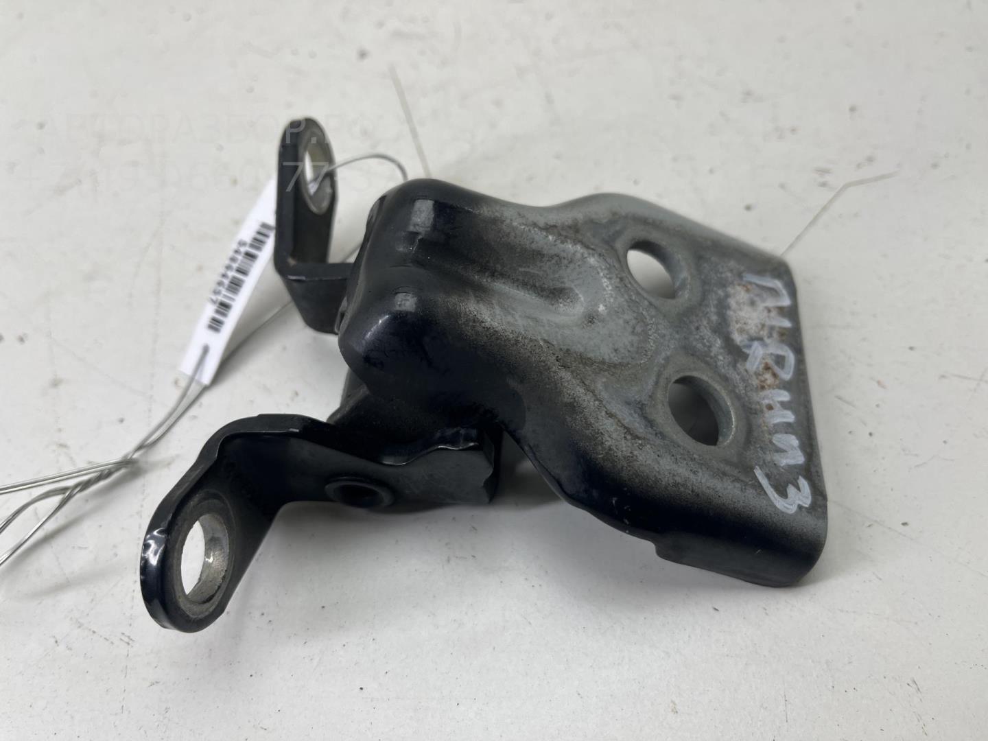 Петля двери