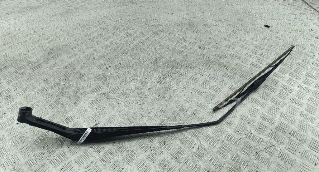 Поводок стеклоочистителя передний правый