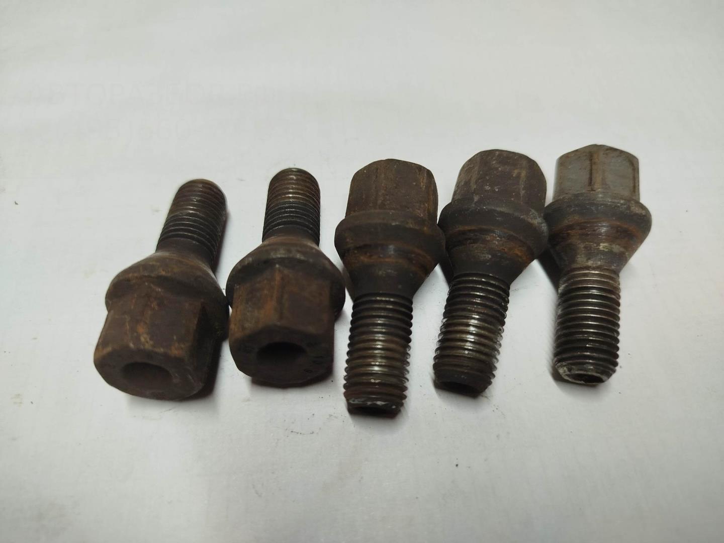 Болт колесный