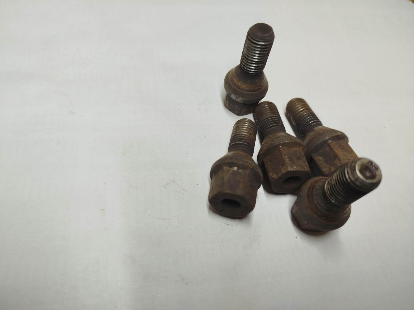 Болт колесный