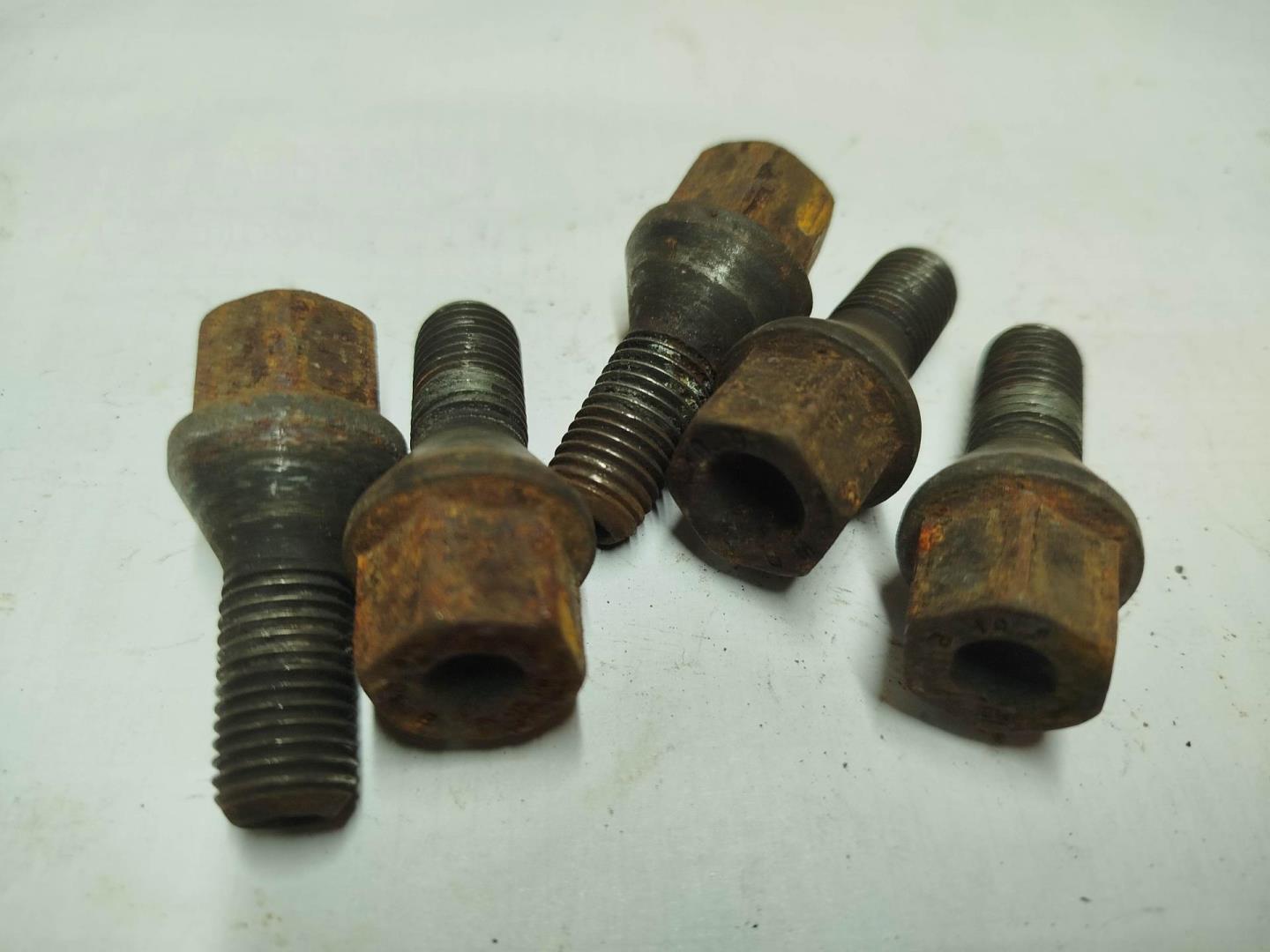 Болт колесный