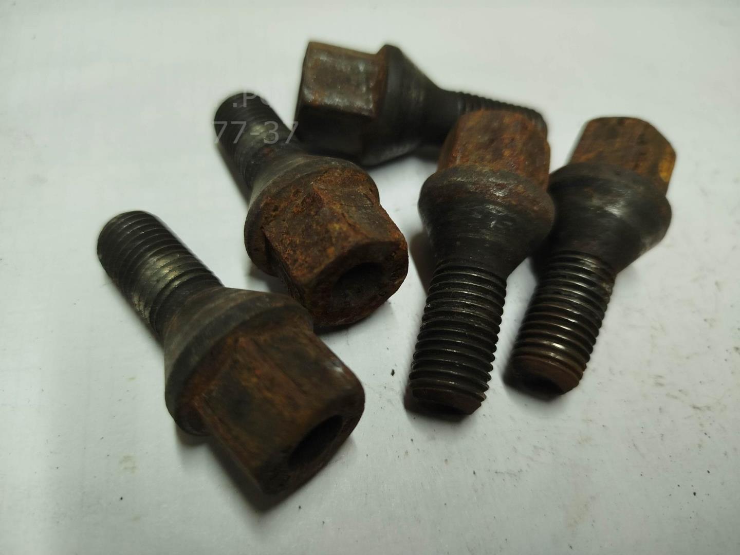 Болт колесный