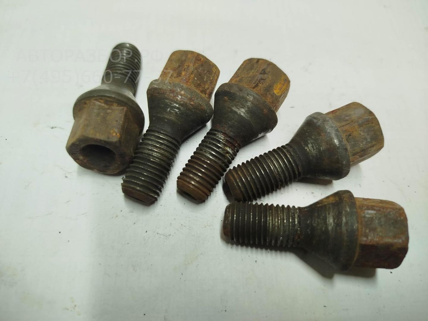 Болт колесный