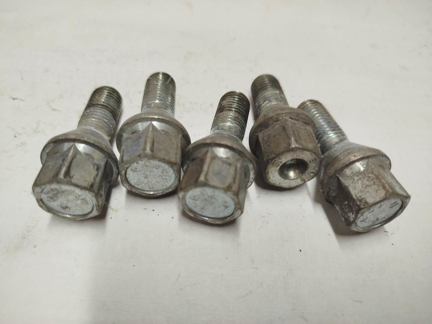 Болт колесный