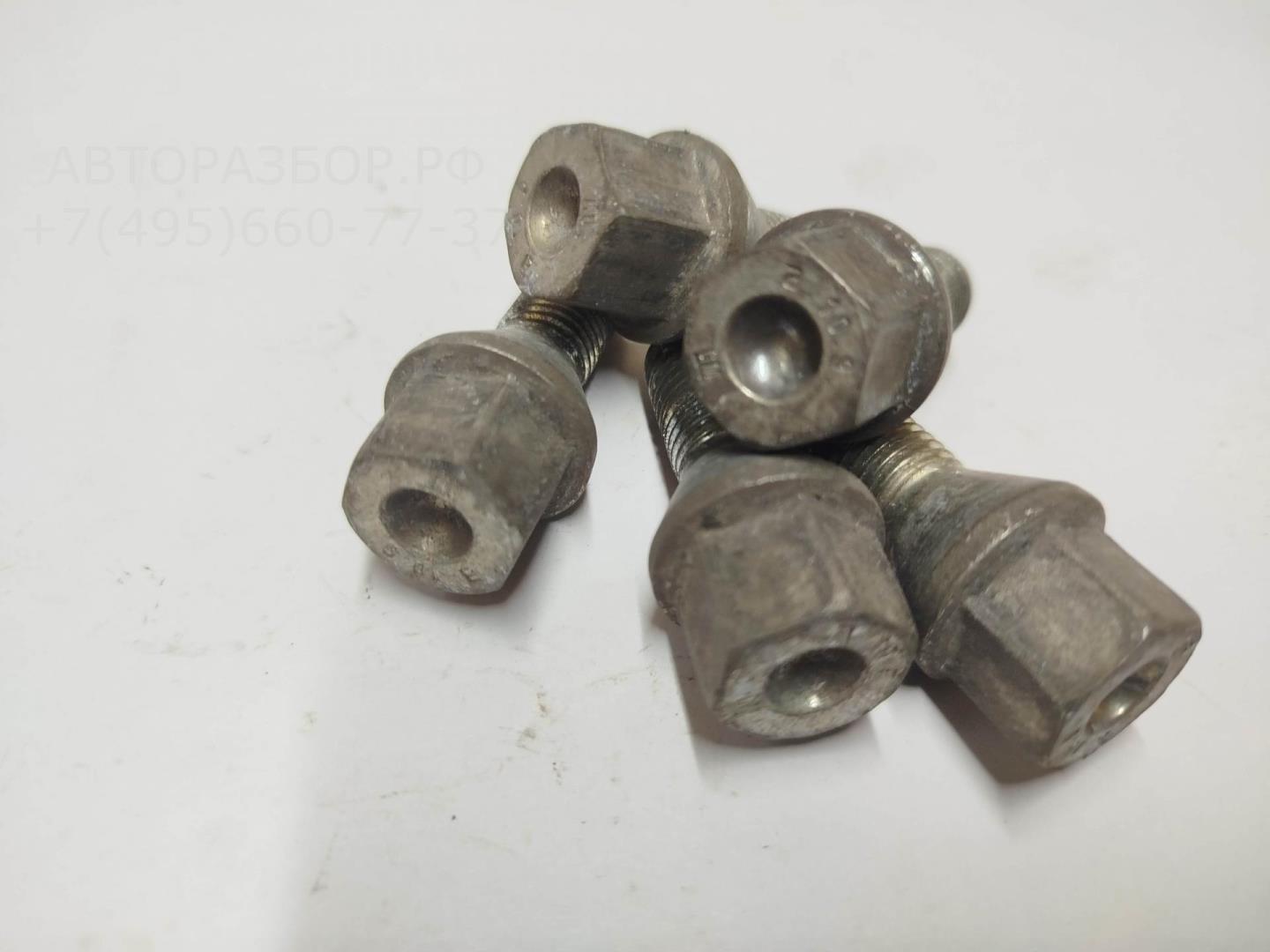 Болт колесный