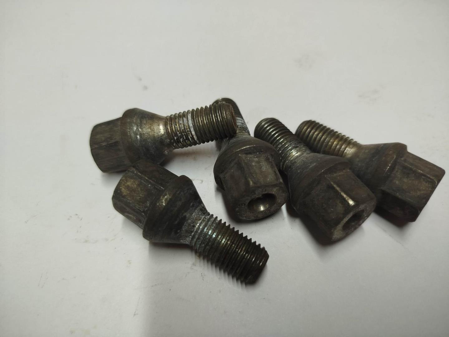 Болт колесный