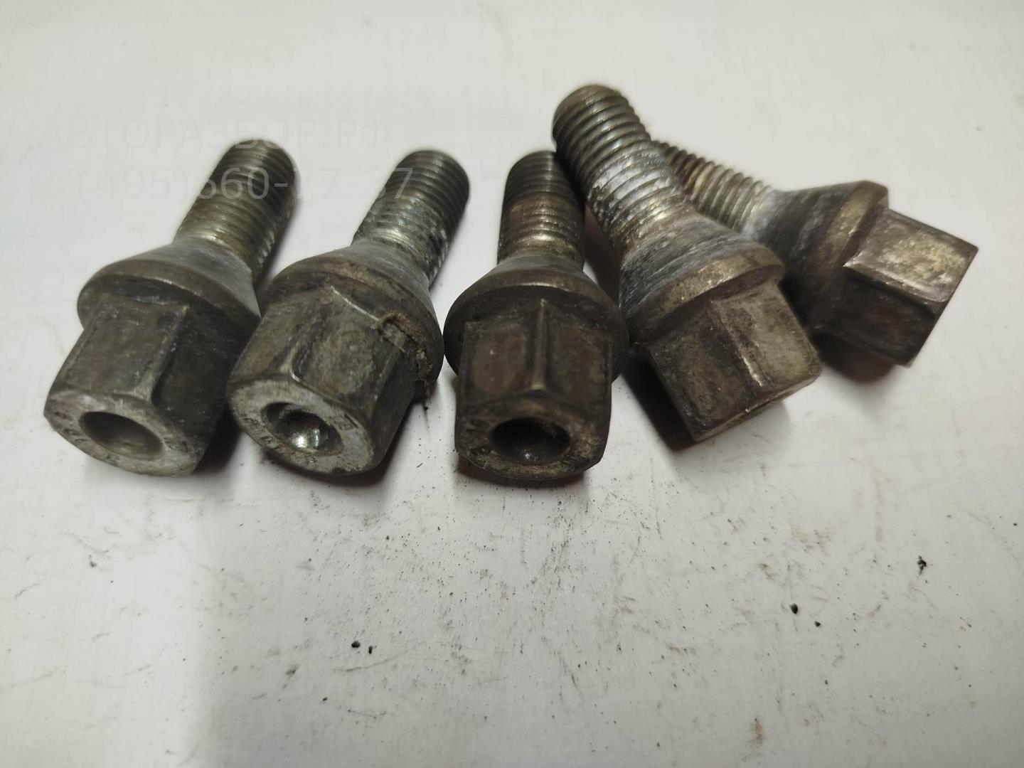 Болт колесный