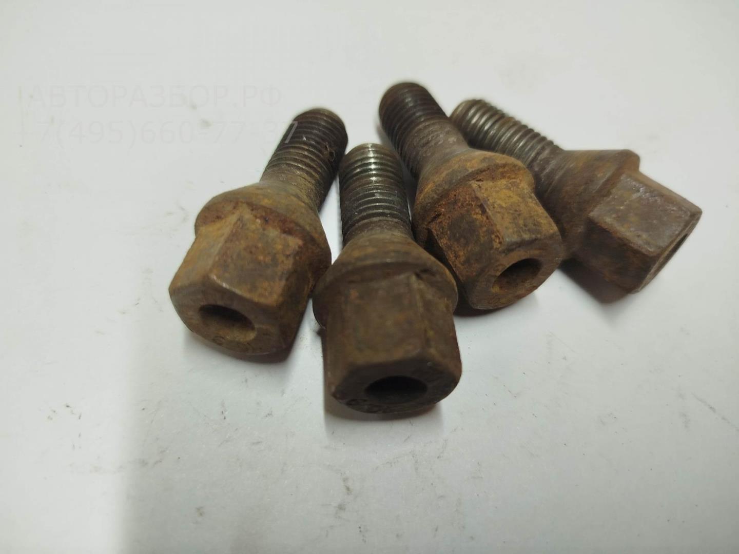 Болт колесный