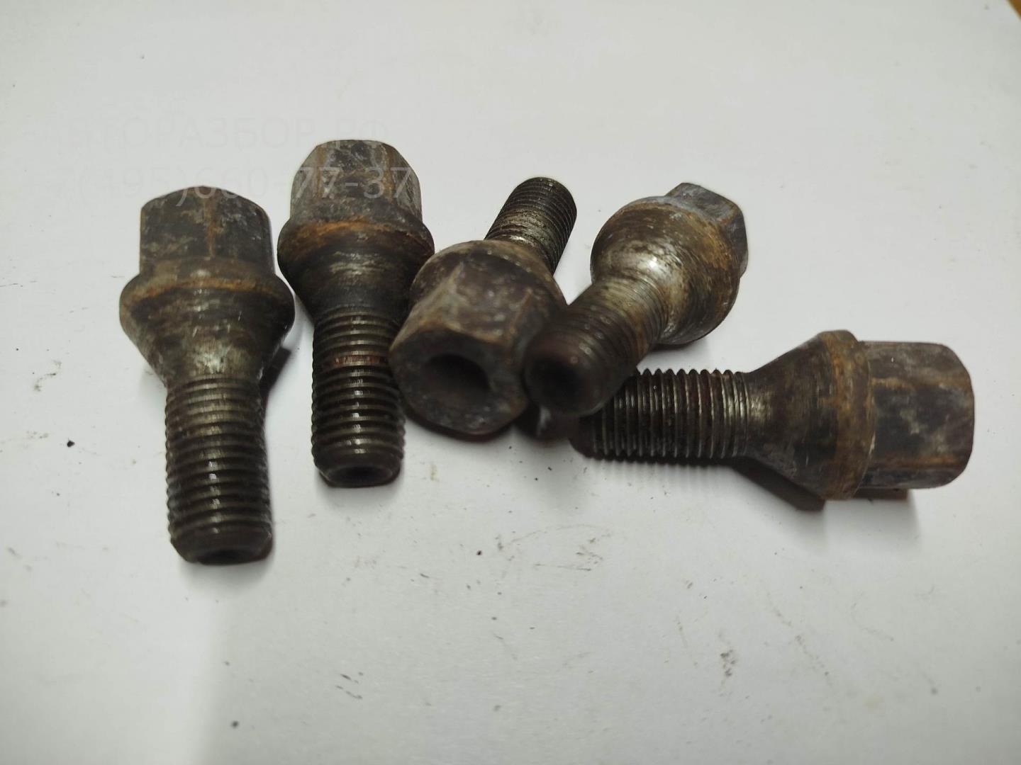 Болт колесный