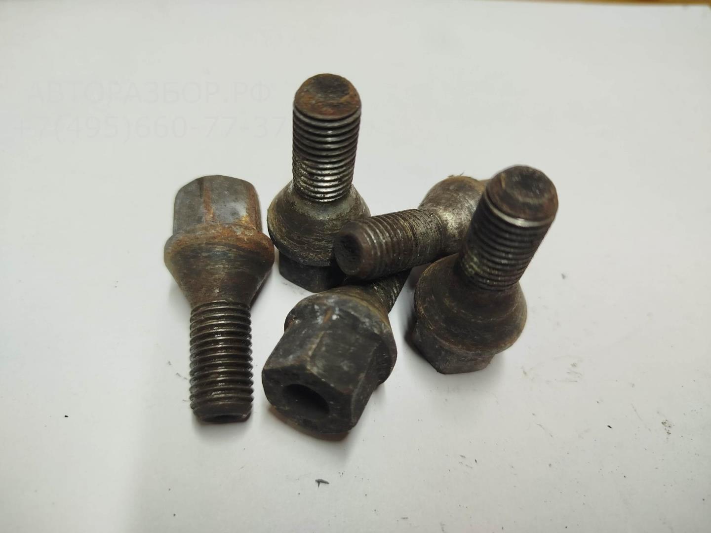 Болт колесный