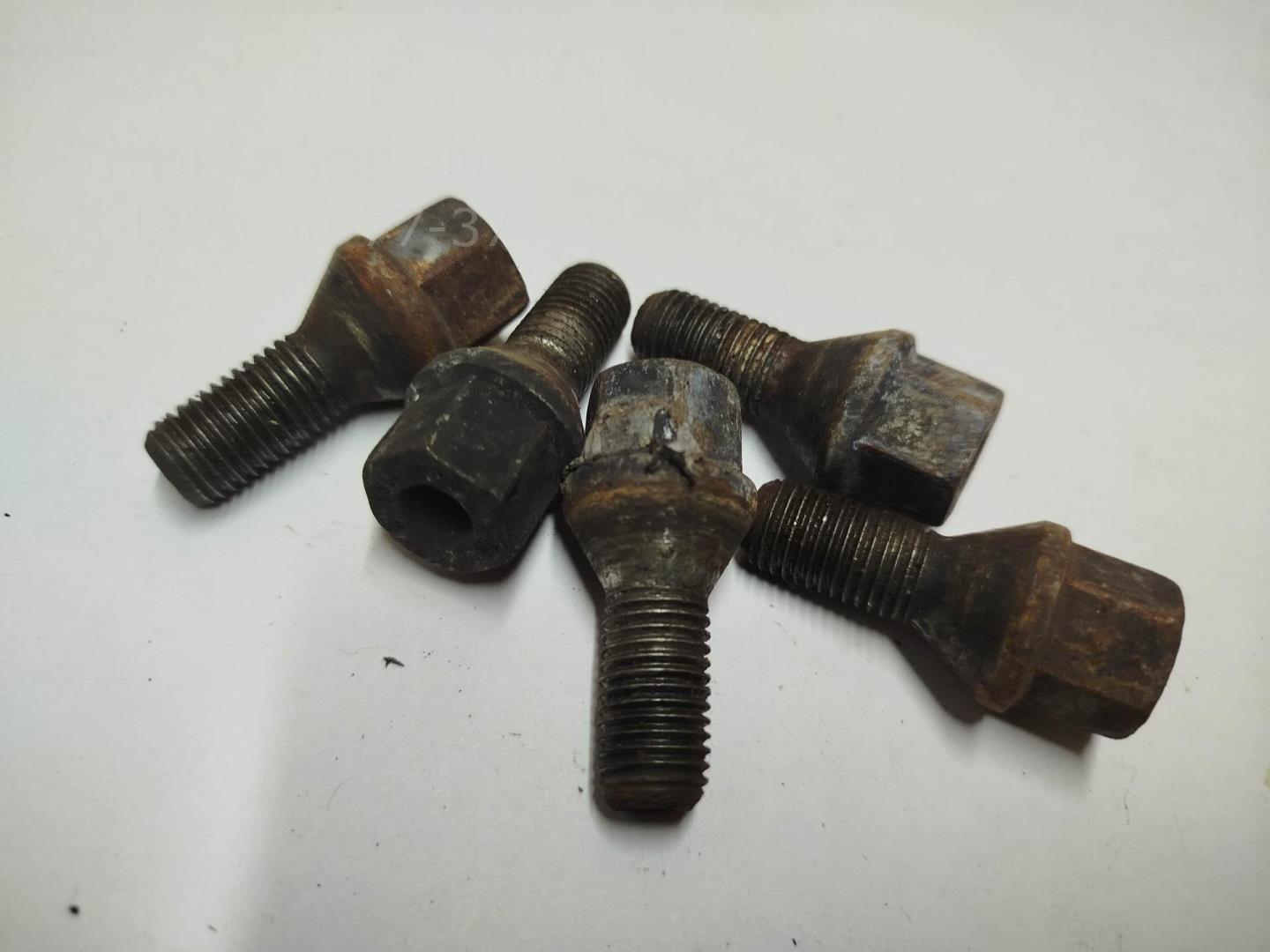 Болт колесный