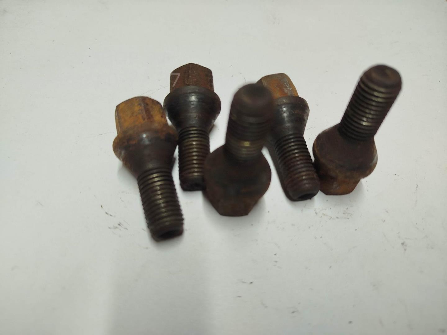 Болт колесный