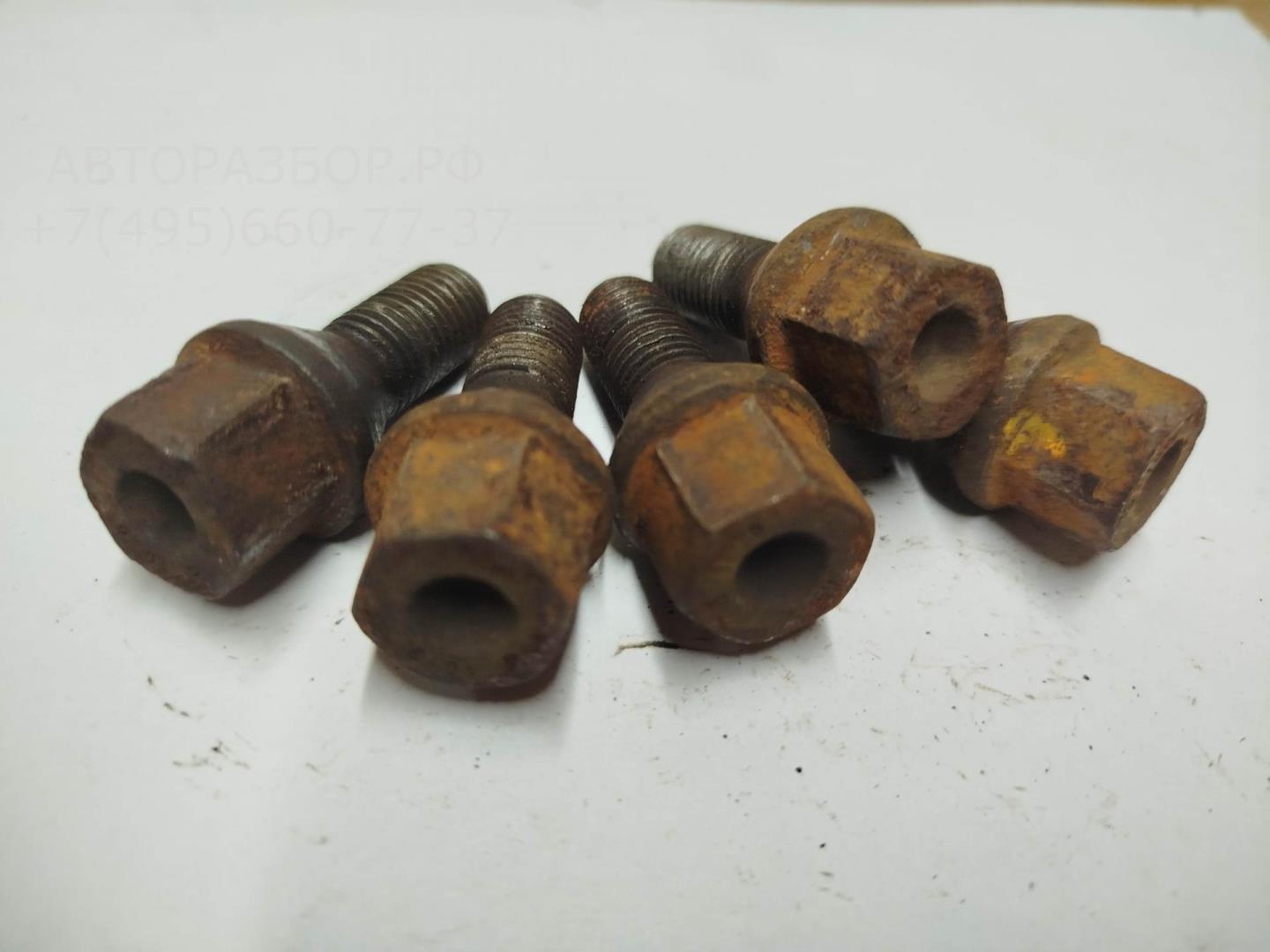 Болт колесный