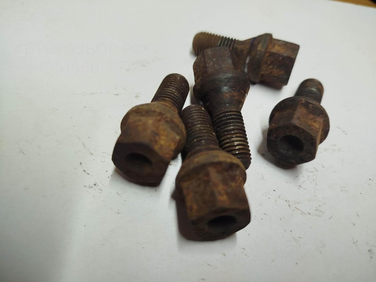 Болт колесный