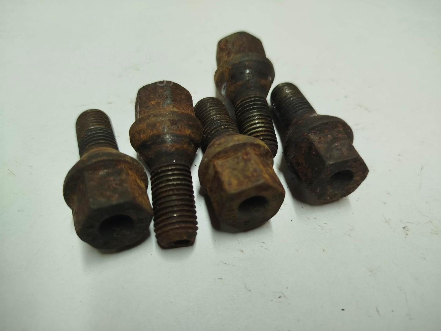 Болт колесный