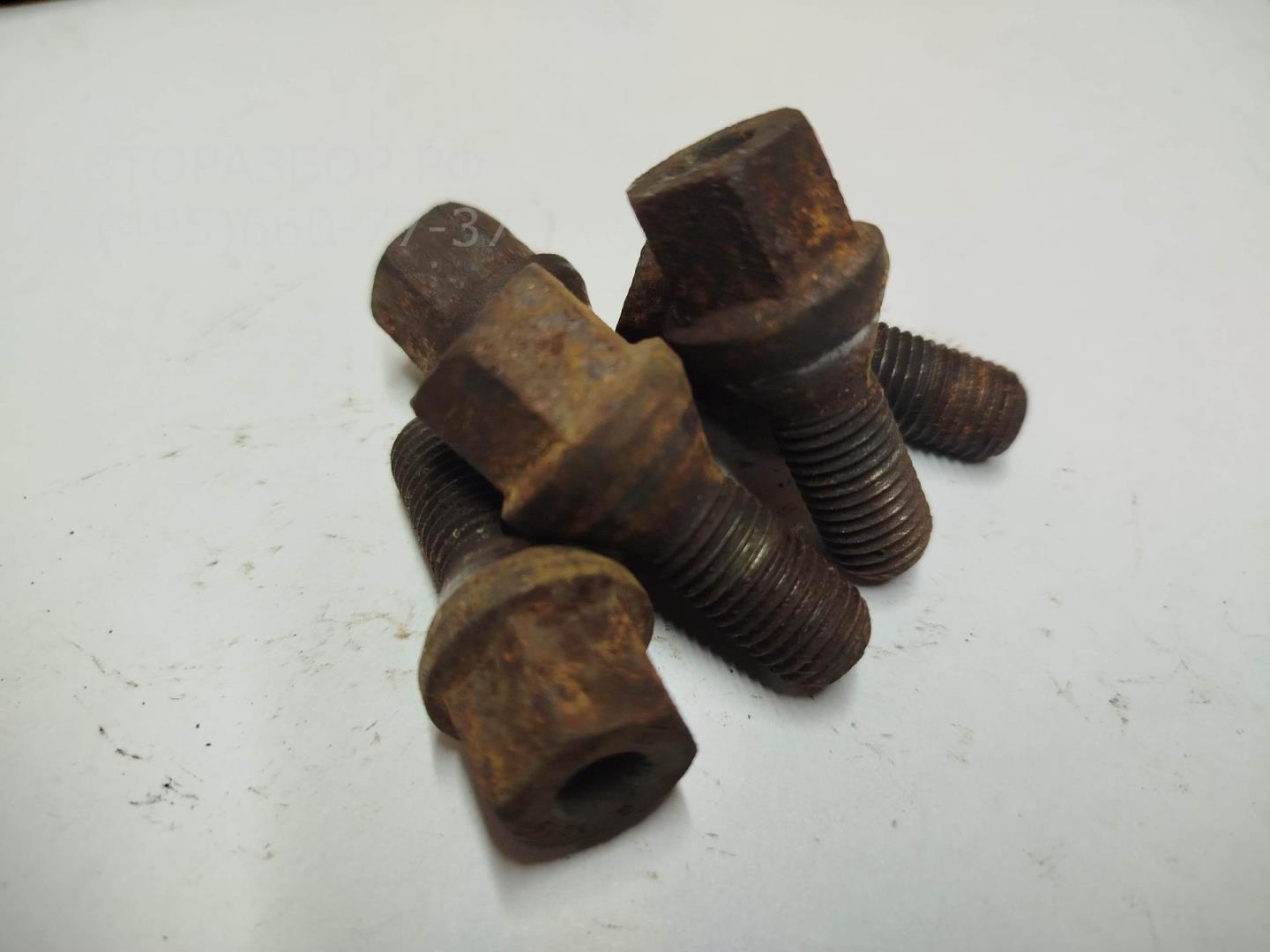 Болт колесный