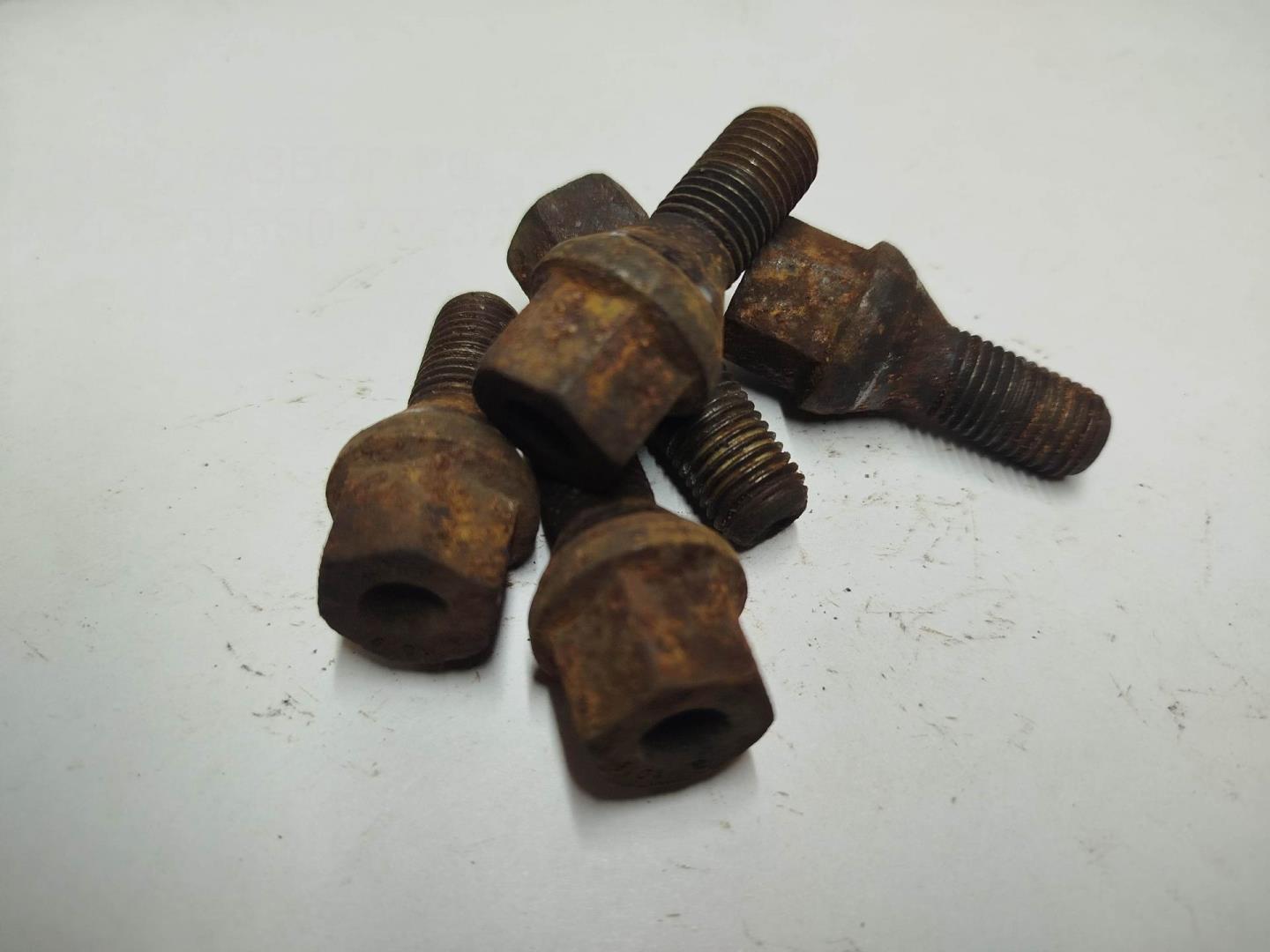 Болт колесный