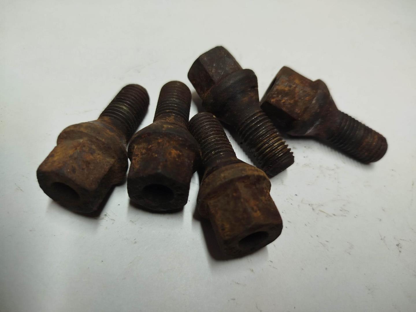 Болт колесный